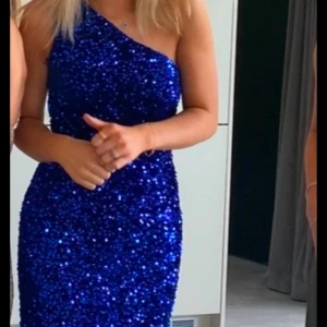 Balklänning  - Säljer min fina balklänning från hebeos. Endast använd 1 gång & i jättefint skick. Jag bär vanligtvis xs/s & är 169 & den är perfekt längd på mig men har ett litet släp så passar även kortare & längre. Slits vid ena benet & har en inbyggd bh 💓💓💓