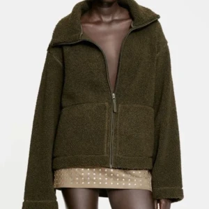 Olivgrön teddyjacka med dragkedja - Teddyjacka från H&M. Storlek M. Knappt använd. 