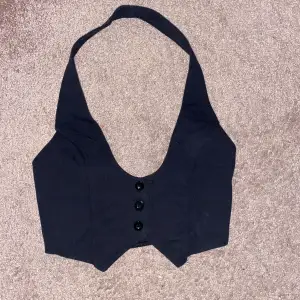 Svart mini väst. Har två stycken, en i M och en i XS.