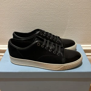 Lanvin skor - Svarta Lanvins, size 41 fits 42 och skicket är fenomenalt du får box och allt og till dem såklart. Vårt pris är 2999:- men ej hugget i sten.