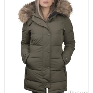 Olivgrön parkajacka med pälsdetalj - Snygg olivgrön parkajacka med avtagbar pälsdetalj på huvan. Jackan har långa ärmar och praktiska fickor med dragkedja. Perfekt för kyliga dagar.