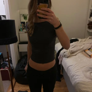 Svart/grå/blå croppad topp - Säljer en stilren svart/grå/blå croppad topp med korta ärmar och öppen fin rygg. Perfekt för en trendig look, passar bra till både jeans och kjol. Toppen har en enkel design som gör den lätt att matcha med olika outfits. Kontakta mig vid frågor 💕💕💕