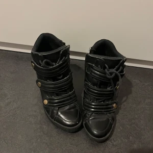 Svarta boots med snörning och knappar - Skit coola kilklackar storlek 38