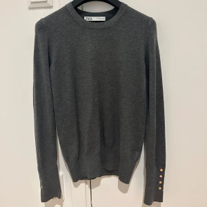 Grå tröja från Zara -  En helt ny mörkgrå stickad tröja med guldknappar vid handlederna, som sagt har jag aldrig använt den därför att tröjan inte riktigt var min stil. Men hann ej lämna tillbaka. Hör gärna av dig vid frågor eller eventuellt fler bilder!!!🎀🎀