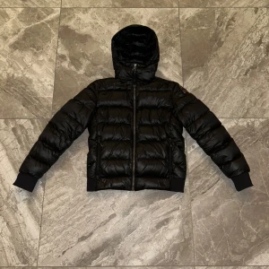 Para jumper jacka barn - En riktig snygg vinter jacka från märket parajumper| Jackan är köpt på kidsbrandstore för några år sedan| Skick-8/10✅| Skulle passa om du var runt 150cm lång| Hör av er vid fler funderingar ☁️