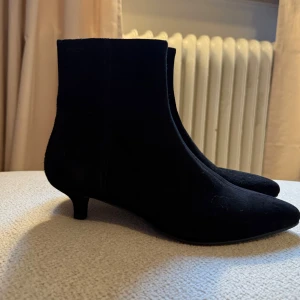 Vagabond ankle boots Minna - Svarta boots med kitten heel från Vagabond, modell minna. Är i mocka. Gott skick, normal i storleken, bara använda ett fåtal gånger så de är som nya.