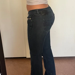 Lågmidjade jeans - Säljer ett par lågmidjade mörkblå jeansbyxor i mycket bra skick. Skulle gärna behållt de själv men de är tyvvär på gränsen till för små. Skulle säga att de är i storlek xs-s