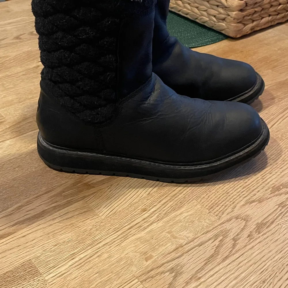 Säljer ett par svarta vinterstövlar från Helly Hansen i bra skick. De har en mysig pälsfodring och dragkedja på sidan för enkel på- och avtagning. Perfekta för kalla vinterdagar med bra grepp på sulan.. Kengät.