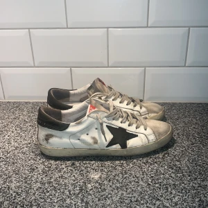 Golden Goose sneakers  - Golden Goose sneakers i storlek 41 men sitter som 42or. Slitna i sulan, men perfekta att ha som festskor. Endast skorna medföljer, har du några frågor skicka gärna ett dm! 🙌 Priset är diskuterbart. 