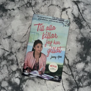 Till alla killar jag har gillat - En charmig och romantisk bok om Lara Jean som skriver kärleksbrev till alla killar hon har gillat. Breven är menade att vara privata, men en dag skickas de ut och hennes kärleksliv vänds upp och ner. Följ Lara Jean och Peter Kavinsky. Boken som även blivit till känd film! Perfekt för dig som gillar romantik och drama! ”Nerd x lacrossecaptain”. Pocketformat. ☺️