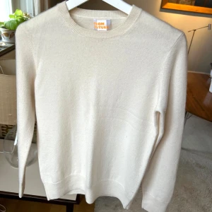 Beige kashmirtröja från From Future - Säljer en supermjuk och supersnygg beige kashmirtröja från From Future. Tröjan har en klassisk rund hals och långa ärmar, vilket gör den både stilren och bekväm. Tyvärr har den inte kommit till så mycket användning. Tröjan har inga skador!! Har precis kemtvättat så lite nopprig men borstar den såklart!! (Måste också bara kommentera att den ser lite fläckig ut på bilden? Eller så är det bara jag som överanalyserar. Iaf det är den inte!! )