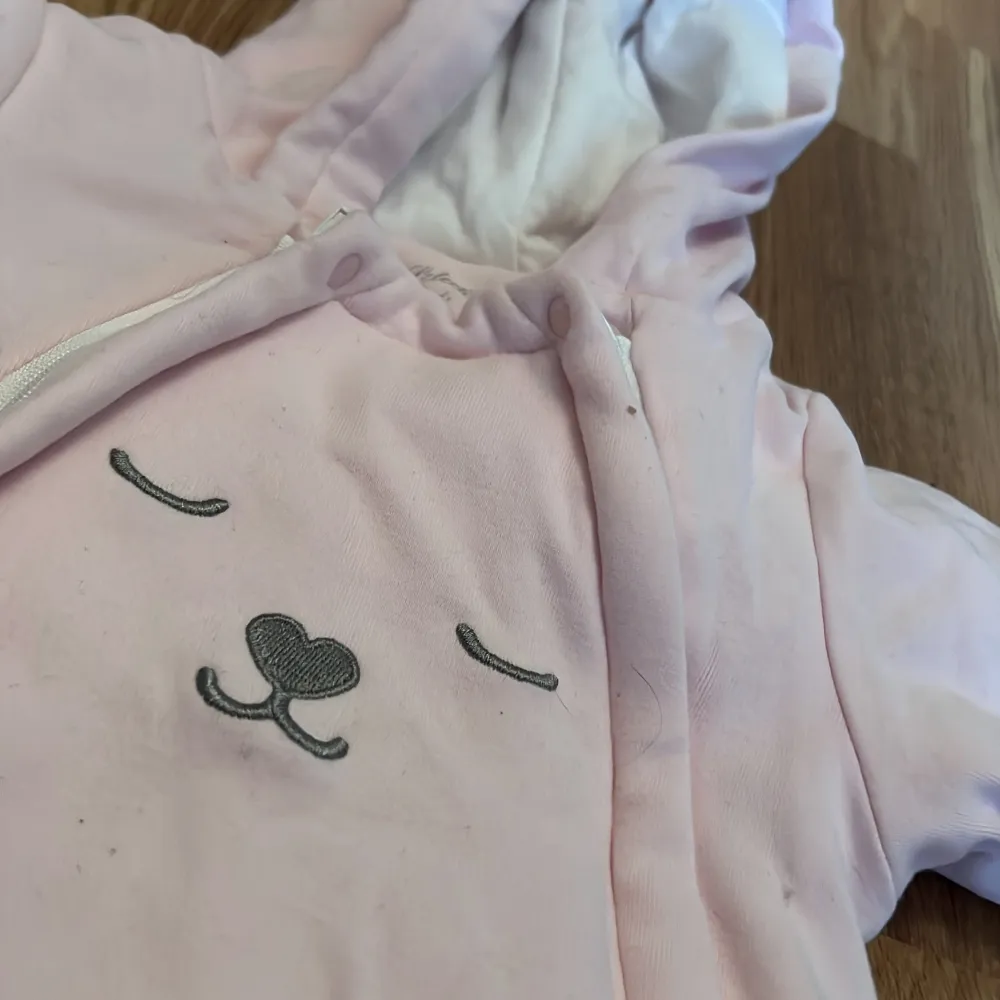 Super fint rosa sett med overall & mössa som hör ihop . Takit.