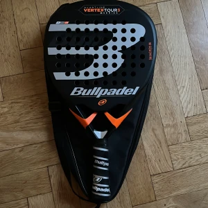 Padelracket Bullpadel Vertex Tour 3 - Bullpadel Vertex Tour 3 padelracket. Nästintill oanvänt. Äldre modell därav pris: 300kr. Finns i Stockholm. 