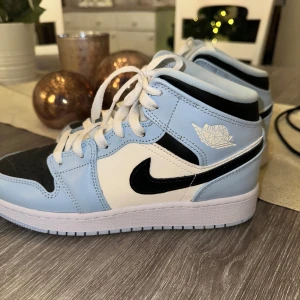 Nike jordan  - Nike, jordan 1 mid blue black. Oanvända, endast testad. Storlek 37,5