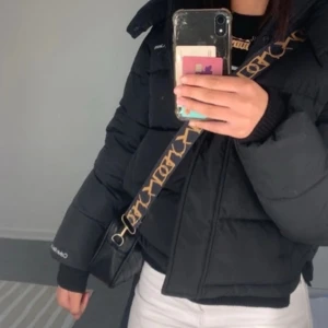 Svart Calvin Klein  pufferjacka - Säljer en svart pufferjacka i mycket bra skick. Den är perfekt för kalla dagar och har en dragkedja framtill. Jackan är långärmad och har en normal passform. Den är både stilren och varm, vilket gör den idealisk för höst och vinter.