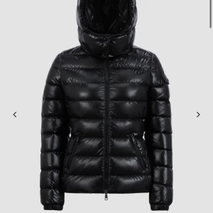 Bady Moncler jacka  - Säljer min moncler jacka i modellen Bady, svart. Den har användts en vinter men finns inga deffekter på den. Storleken är 0. Nypris är 17 500kr men säljer nu för 8000kr. Kan tänka mig mötas upp i Stockholm💓pris kan diskuteras
