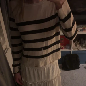Randig tröja från Zara - Säljer en stilren randig tröja från Zara i svart och beige. Tröjan har långa ärmar och en klassisk rund halsringning. Perfekt för en avslappnad look. Använd fåtal gånger, hör av dig för information💕