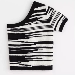 Oneshoulder topp - Trendig svartvit randig topp i superbra skick💕