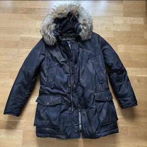 Woolrich parka camou arctic LIMITED EDITION - Säljer min limited edition Woolrish. Går inte att hitta nånstans. Typ som ny. Den har aldrig kommit till användning då den är för liten för mig. Köpt på NK, kvitton finns. 