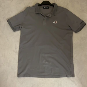 Moncler Tröja  - Säljer min Moncler tröja. Använder den inte längre. L men passar med M . Pris kan diskuteras!!