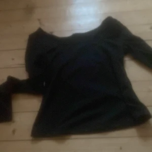 Svart offshoulder tröja - Snygg svart offshoulder tröja med lång ärm. Perfekt för en stilren look.