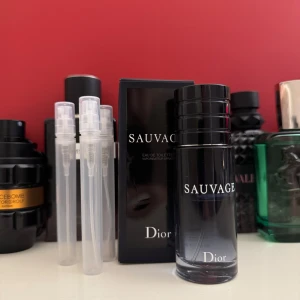 Dior Sauvage Eau de Toilette 5 ml Samples - Säljer 5 ml Samples av Sauvage Eau de Toilette från Dior. Doften är fräsch och maskulin, perfekt för en yngre man. . 