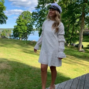 Studentklänning  - Superfin vit klänning från NA-KD som är perfekt som studentklänning😍😍 helt oanvänd med prislapp kvar och nypris 799 så mycket mer värt att köpa av mig!!!❤️❤️ skriv för frågor (första bilden är lånad)