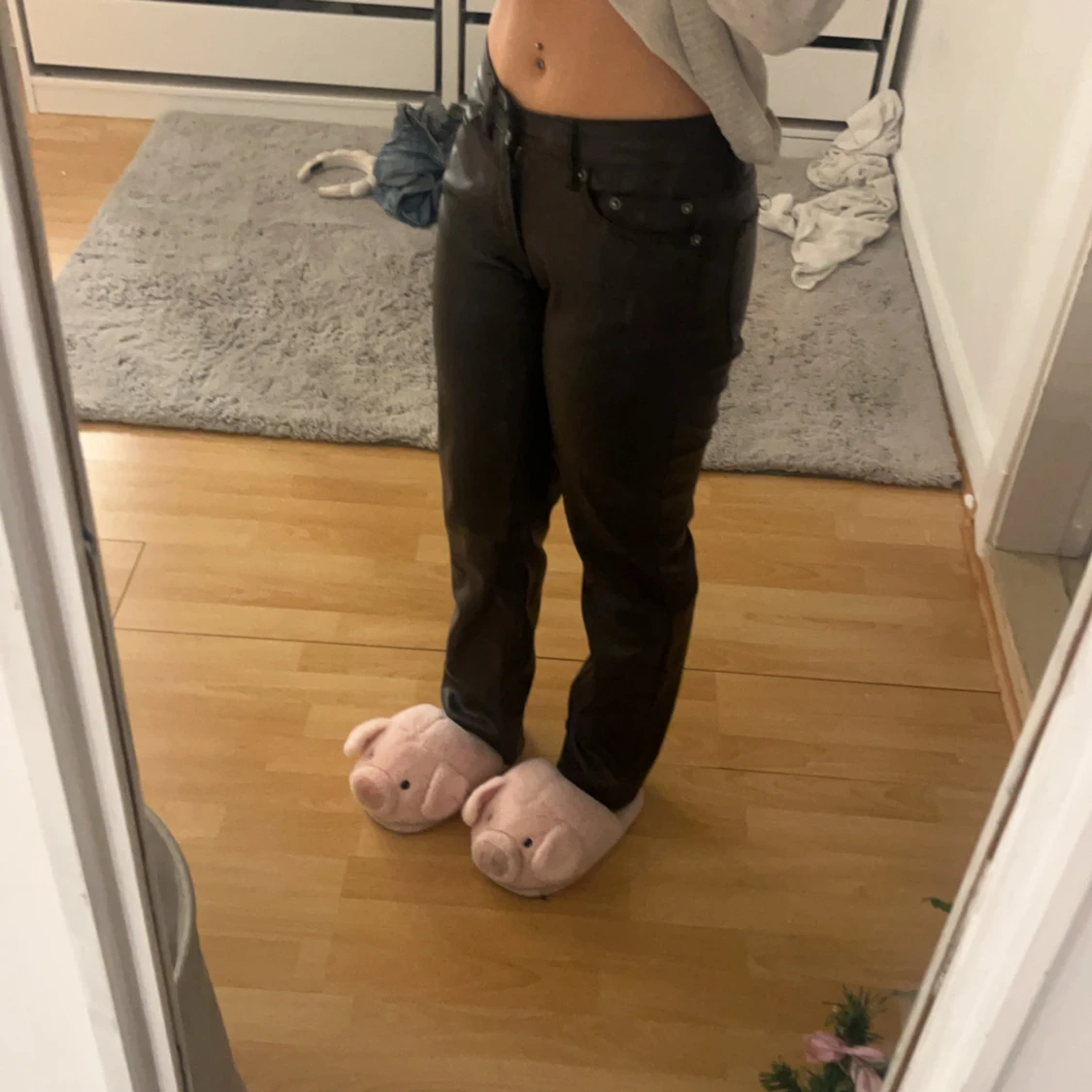 Svarta byxor i syntetmaterial