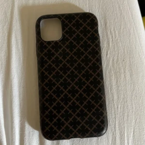 Mobilskal från By Malene Birger - Snyggt mobilskal från By Malene Birger med ett stilrent mönster i brunt och svart. Finns ej att köpa längre på hemsida🥰 passar iPhone 11
