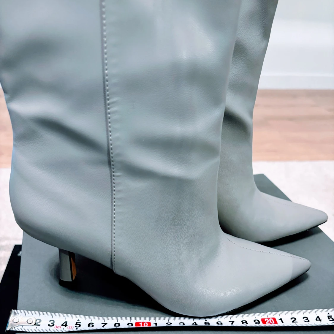 Grå stövletter med spetsig tå - 92