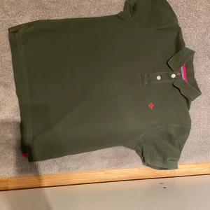 Grön pikétröja Morris - Snygg grön pikétröja i bra skick från Morris. Är M men sitter som S.