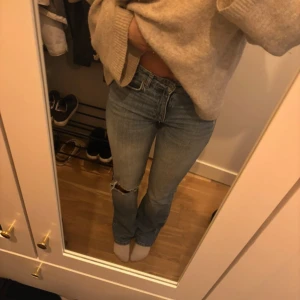 Snygga jeans - Säljer ett par snygga blå jeans med slitningar på knäna. Inga defekter o bra skick! 🩷Från Gina Tricot!