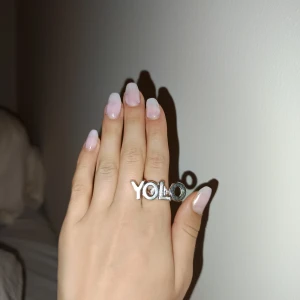 Justerbar Silverfärgad ring med texten YOLO - Justerbar silverfärgad ring med texten 'YOLO'. .