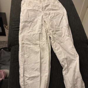 Linne byxor från urban outfiters - Säljer ett par vita byxor från urban outfiters. De har en avslappnad passform och är perfekta för en casual look. Byxorna har en elastisk midja för extra komfort.storlek m men skulle säga den passar s