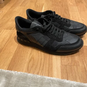 Valentino rockrunners  - Snygga svarta rockrunners | Perfekta för en casual stil | de är i storlek 41 men passar 42 | De har små defekter men det känns inte, Det ser ut som på bilderna,    | OBS de är ej tvättade | Skriv dm för fler bilder | INGEN BOX KOMMER MED!