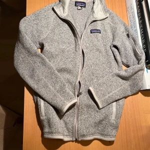 Patagonia fleece tröja / kofta - Patagonia fleece tröja/jacka | Grå färg | Storlek XS | Varm och perfekt till vintern | Perfekt skick och inga skador | Ficka på armen | Kan gå ner i pris vid snabbt köp