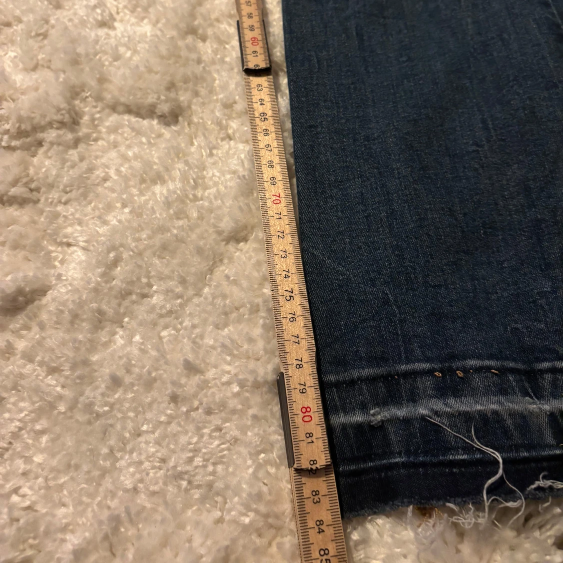 Blå jeans med slitningar - 91