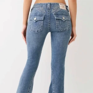 True religion jeans - Snygga blå flared jeans från True religion som är slutsålda med broderade detaljer på bakfickorna. Nypris: 1500. Skriv för mer bilder!💓(obs har några skador längst ner på byxbenet men inget man ser när på) 