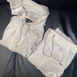 Beigt juicy set - Säljer ett beigt juicy set byxorna är i storlek xs och tröjan i xxs.väldigt bra kvalite.går att diskutera pris skriv gärna om ni är intresserade💕