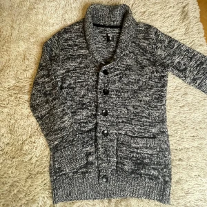 Unik stickad cardigan - Tja! Jag säljer nu denna unika stickade cardigan tröjan. Den är i grymt skick och i storlek S men sitter som M. Har även liknande tröjor i profilen. Tveka inte på att höra av er vid funderingar eller liknande. Pris kan diskuteras men snabba affärer underlättar alltid! 