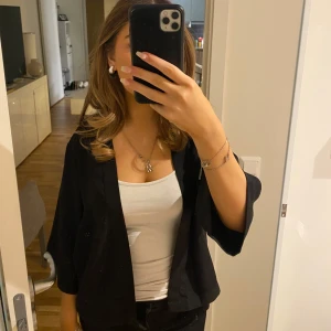 Svart trekvartsärmad kofta från Miss Mille - Snygg svart Trekvartsärmad kofta💕💕.