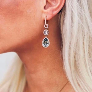 Lily and rose amy örhängen  - Säljer Lily and Rose Amy örhängen i grönt, aldrig använda. Nypriset var 1000 kr