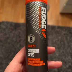 Fudge Professional Matte Hed - Ej använd! Nypris ca 220 kr. Fudge Professional Matte Hed är en stylingpasta som ger fast stadga och en matt finish. Perfekt för att skapa definition och textur i håret. Hållfaktor 8 för långvarig effekt.
