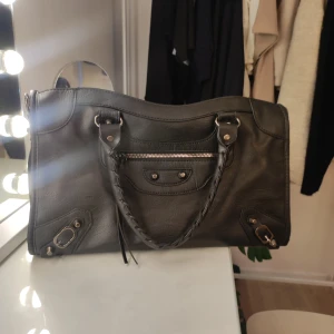 Väska - Super snygg svart väska🖤Den är i fint skick och inga defekter eller täcken på användning 🖤 säljer för 700 men priset kan diskuteras men går inte under 600. Köpte på plick men säljer för att den inte kommer till användning