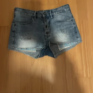 Blå jeansshorts - Säljer dessa shorts då de är för stora för mig. Vet inte riktigt vart de är ifrån.