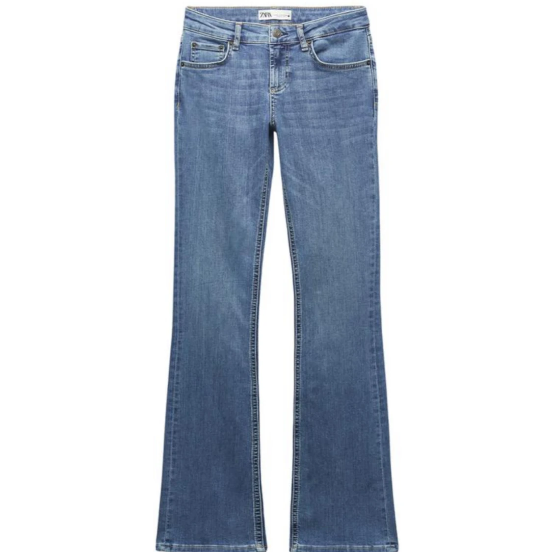 Blå bootcut jeans från Zara