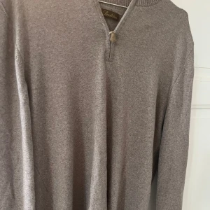 Grå/beige tröja med halfzip från Stenströms - Jag beställde den för 2100kr från stenströms. Jag säljer den för 1299kr. Använd 1-2 gånger. Skick 10/10 utom den lilla tråden som sticker upp. Storleken är L. Perfekt för en avslappnad men ändå elegant look. FRI FRAKT.  Vi möts upp i Stockholm eller 