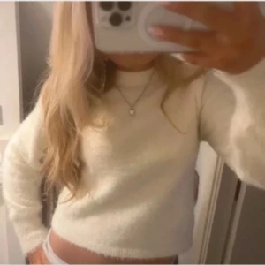 Vit stickad tröja - Köpt från vinted, säljer för den inte passade så bra. Märket heter Pieces. Storlek xs. Bilderna är lånade