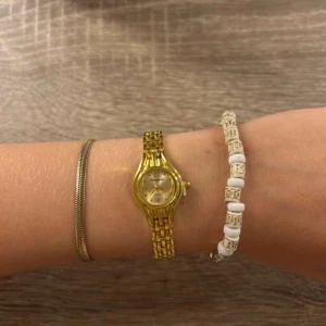 Guldklocka  - Perfekt skick med nytt batteri och justerbart armband 