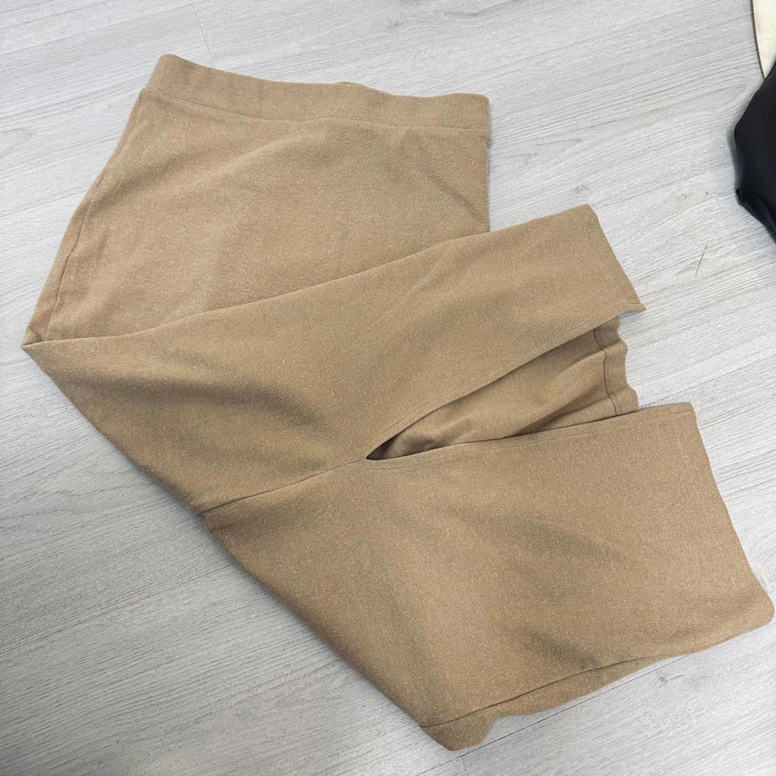 Beige kjol med slits - 90